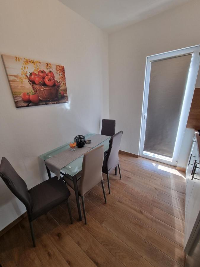 Apartments Lili Biograd Na Moru Bagian luar foto